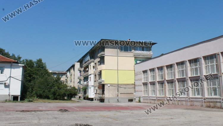 Дворът на ПЕГ "Д-р Иван Богоров" сега