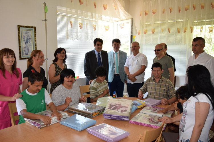 Дарение от Бурса за Защитеното жилище в Ардино