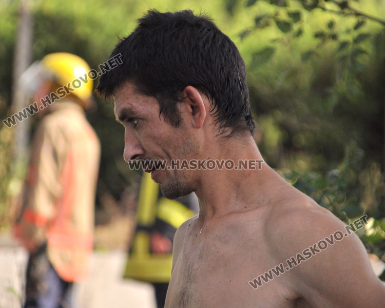 Камион се заби в дърво и се обърна на пътя, 10 т жито на земята