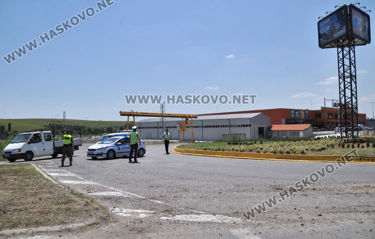 Влекач изтърси бронирана машина на кръговото до Технополис, движението отклонено