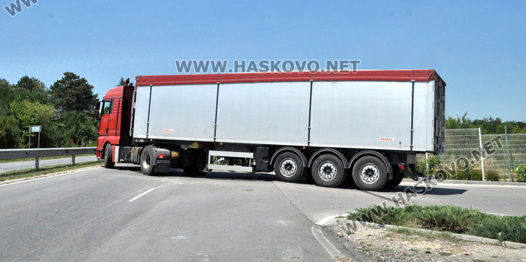 Влекач изтърси бронирана машина на кръговото до Технополис, движението отклонено