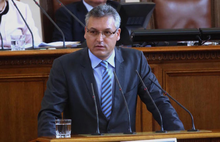 Валери Жаблянов чете декларацията на БСП