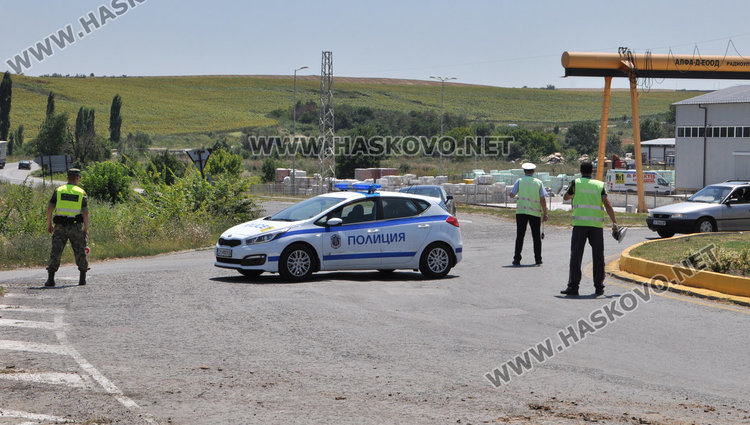 Влекач изтърси бронирана машина на кръговото до Технополис, движението отклонено