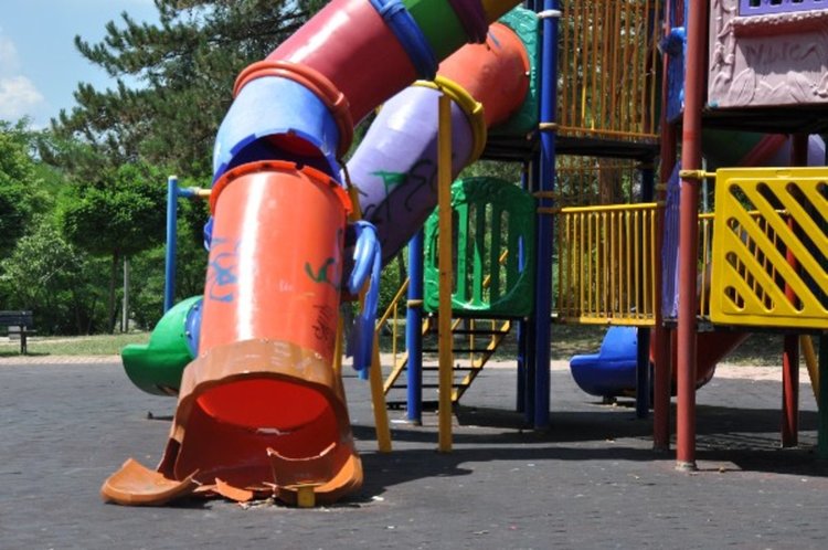 Общината търси съдействието на полицията за опазването на детските площадки от вандали