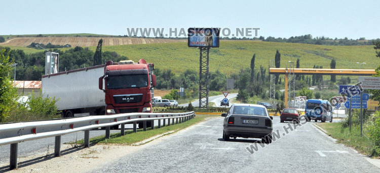Влекач изтърси бронирана машина на кръговото до Технополис, движението отклонено