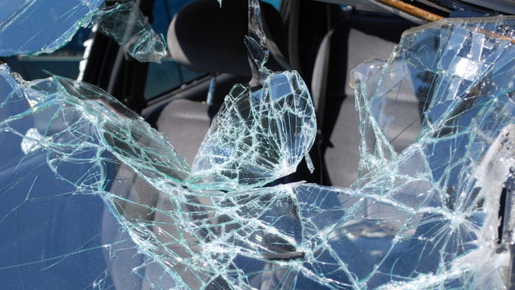 Шофьор на товарен „Форд“ отнесе лек автомобил