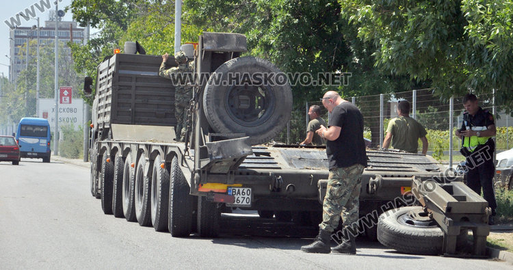 Влекач изтърси бронирана машина на кръговото до Технополис, движението отклонено