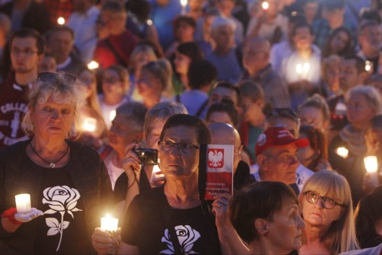 Десетки хиляди протестираха в Полша против съдебните реформи