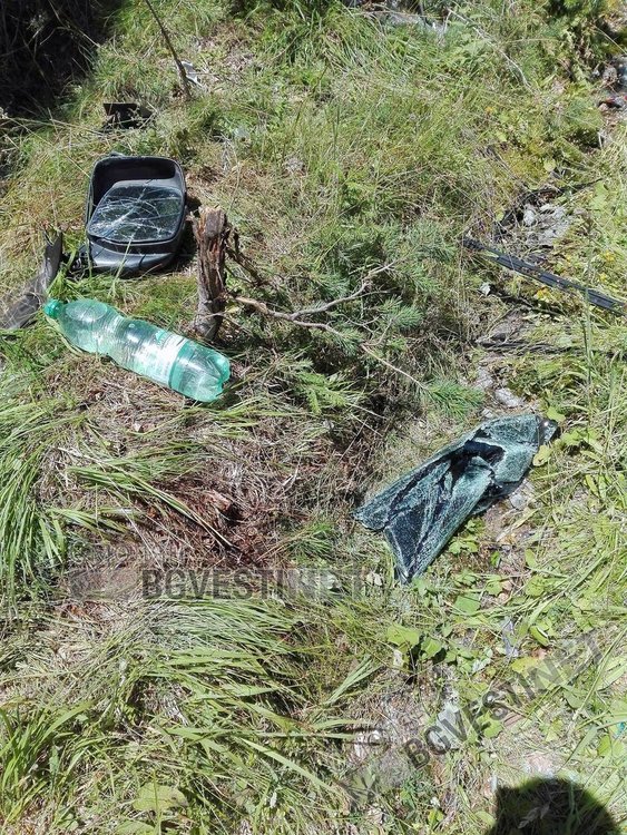 Мястото на катастрофата е ужасяващо, по пътя още има пръснати стъкла, а край пътя още стоят следи от катастрофата