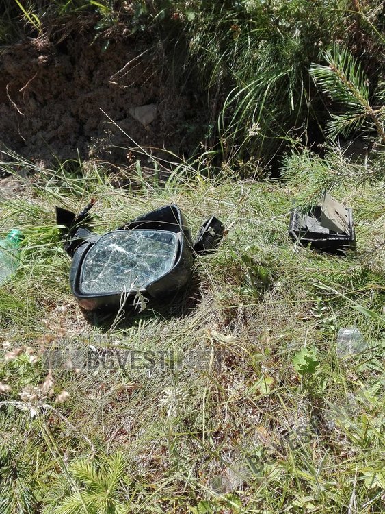 Части от джипа, както и лични вещи на загиналите са пръснати в района на зверския инцидент