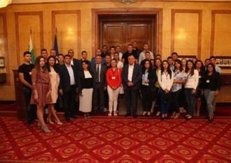 Хасан Азис подкара автобус с младежи, посетиха Народното събрание 