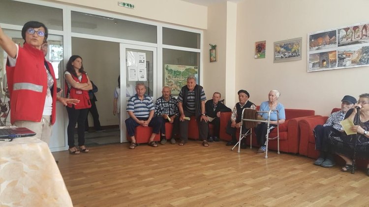 И в Дома за стари хора в Крумовград получиха хранителни пакети