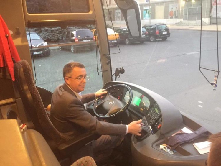 Хасан Азис подкара автобус с младежи, посетиха Народното събрание 