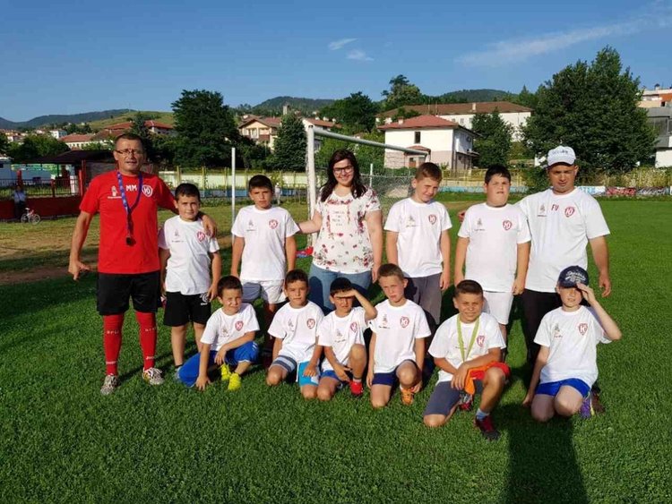 Фирма за млечни продукти от Бял извор дари спортни екипи на малките ардински футболисти