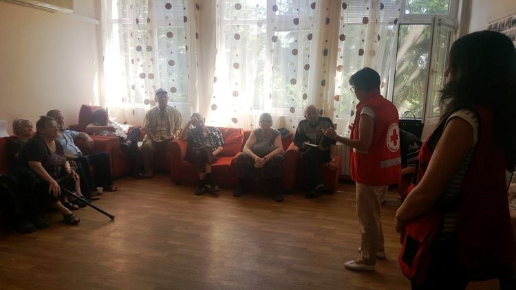 И в Дома за стари хора в Крумовград получиха хранителни пакети