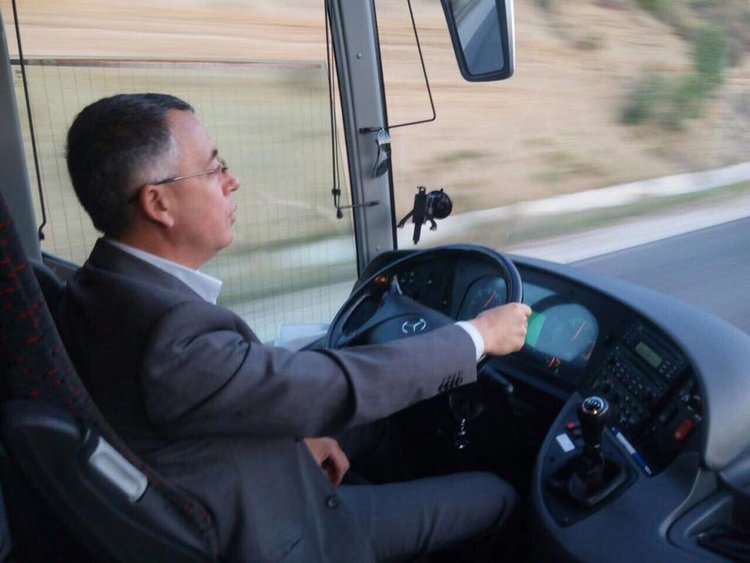 Хасан Азис подкара автобус с младежи, посетиха Народното събрание 