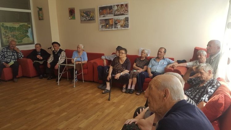 И в Дома за стари хора в Крумовград получиха хранителни пакети