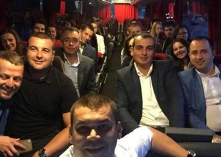 Хасан Азис подкара автобус с младежи, посетиха Народното събрание 