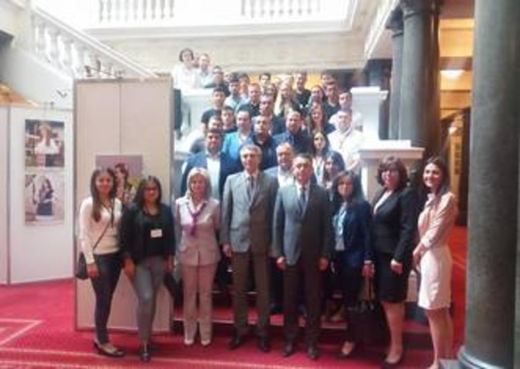 Хасан Азис подкара автобус с младежи, посетиха Народното събрание 