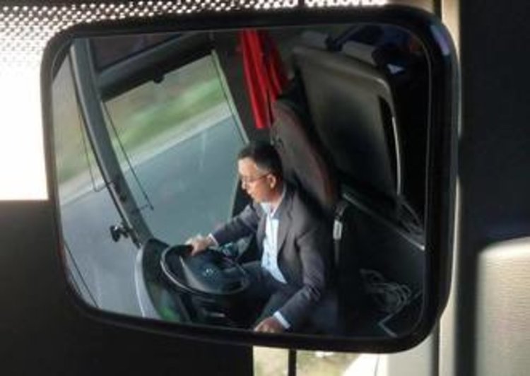 Хасан Азис подкара автобус с младежи, посетиха Народното събрание 