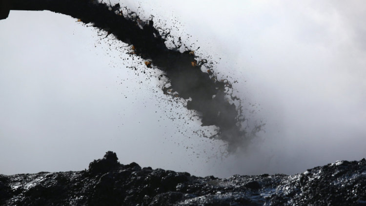 Петролът поевтиня, цените  се понижиха с около 2,5%