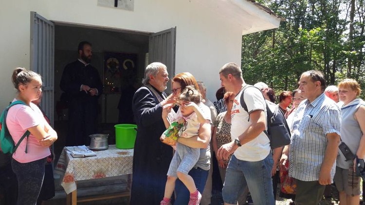 Серафимовци почетоха Свети Илия с курбан за здраве