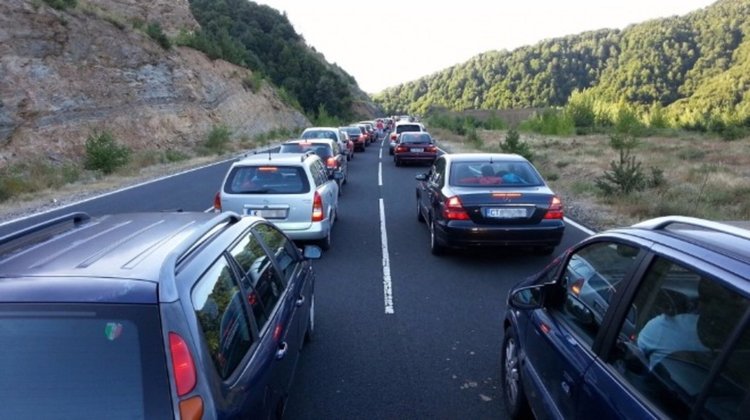 Маказа силно натоварен в двете посоки