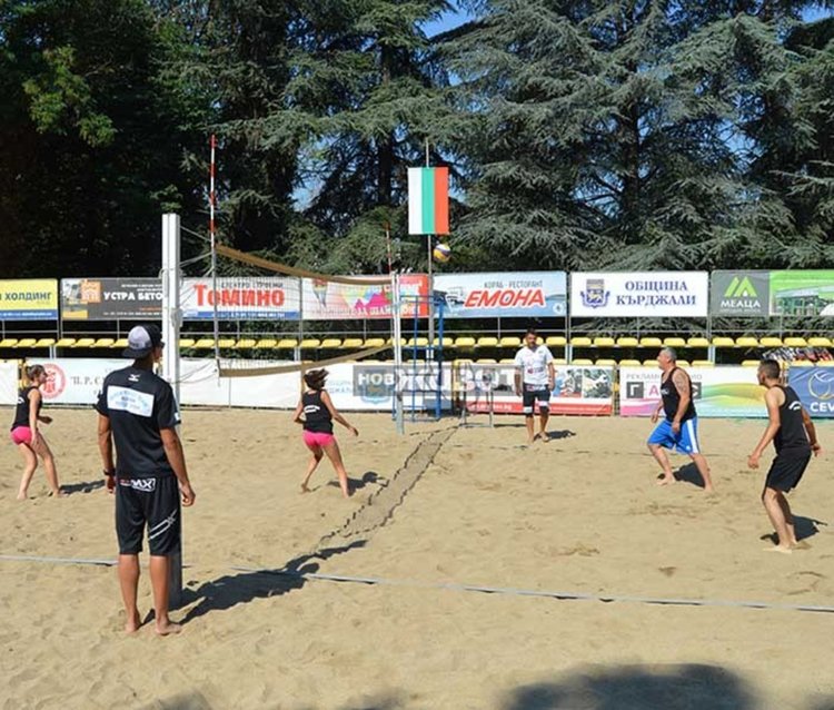 Празник на приятелството: Благотворителният турнир по плажен волейбол събра 1 125 лева