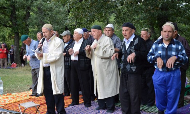 Дъжд се изсипа на молебен във Възел