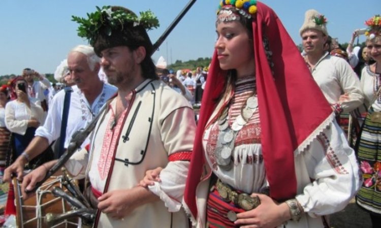 Като за Гинес: Хиляди на автентична северняшка сватба  