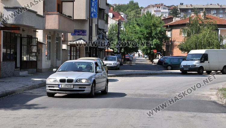 Шофьори: Легналите полицаи в Хасково ниски и излишни или високи и опасни