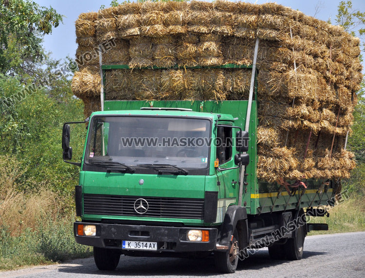 Цели конвои камиони със слама минават през Хасково