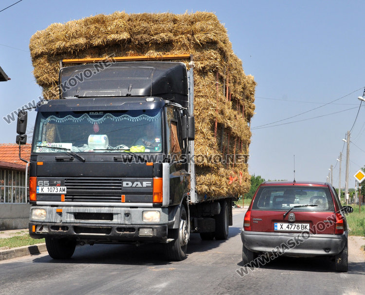 Цели конвои камиони със слама минават през Хасково