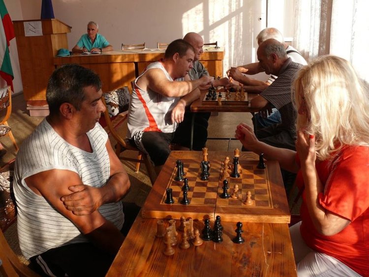 Най-възрастният участник е победител в шахматния турнир на Дълбок извор