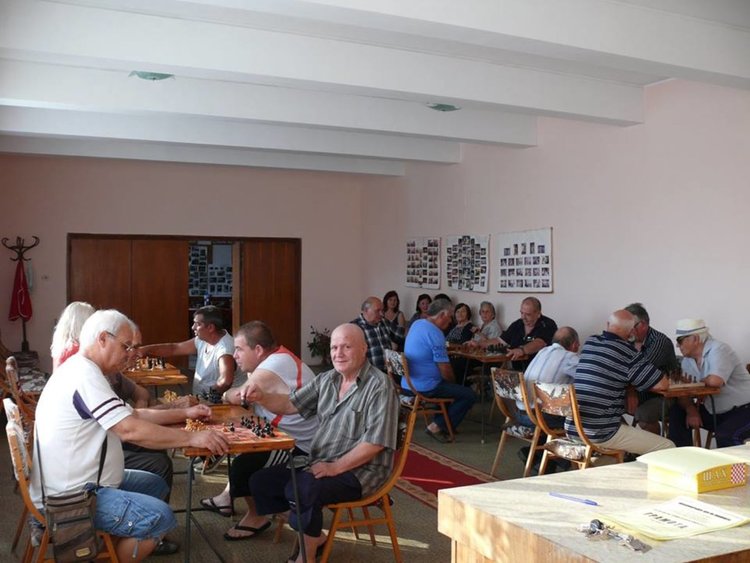 Най-възрастният участник е победител в шахматния турнир на Дълбок извор