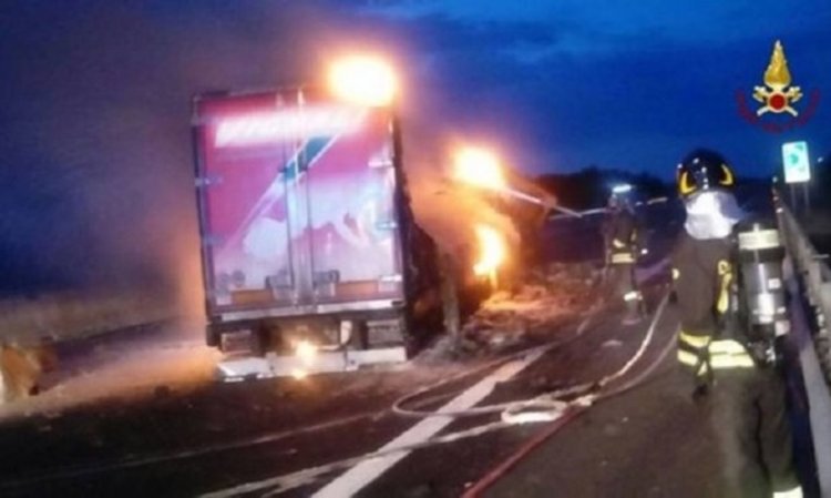 Български шофьор с изгаряния, превозното средство се ударило в пътните ограждения и се подпалило