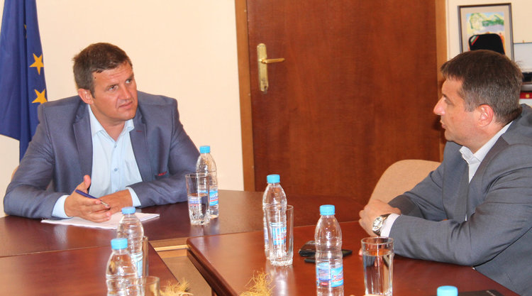 Областният стяга институциите за борба с пожарите