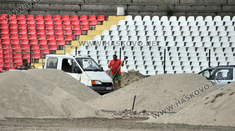 Две аварии на стадион „Хасково“ оставиха без вода Младежки хълм