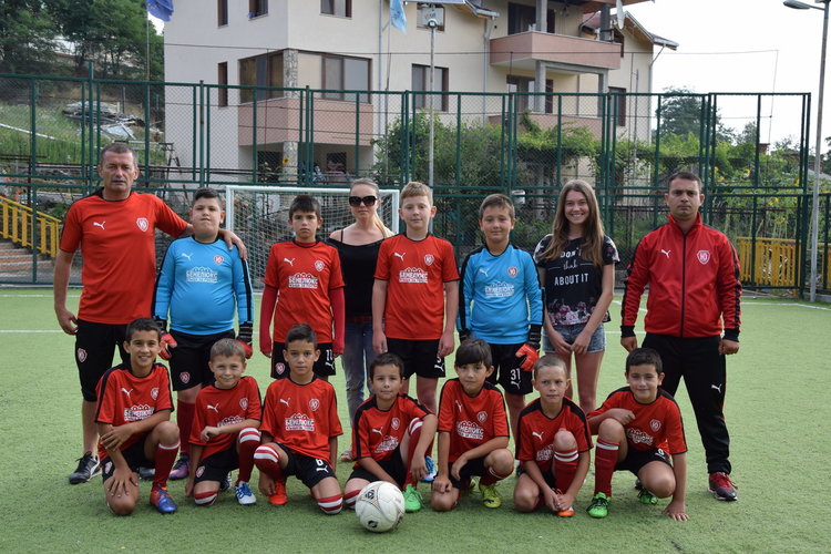 Ардински бизнесмен дари екипи на малките  футболисти на „Юнак“