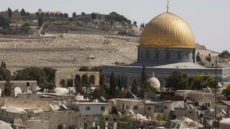 Израел премахна бариерите и метален мост, които постави неотдавна в близост до оспорвания Храмов хълм