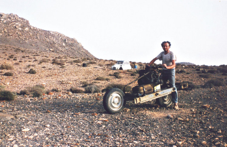 Мъж превърна счупената си кола в мотор, за да се спаси от пустинята (видео)