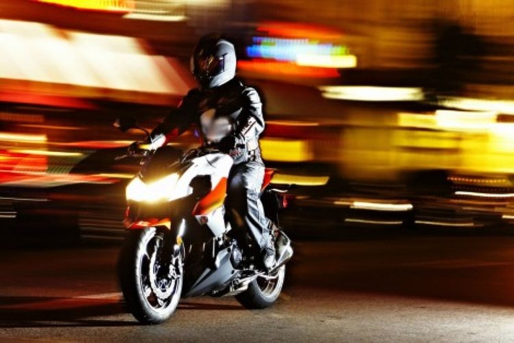 Хлапета карат мотопеди без книжки и табели