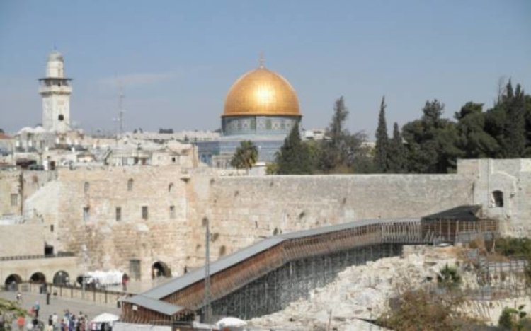 Палестинските мюсюлмани ще възобновят молитвите си в джамията "Ал Акса" на Храмовия хълм в Йерусалим
