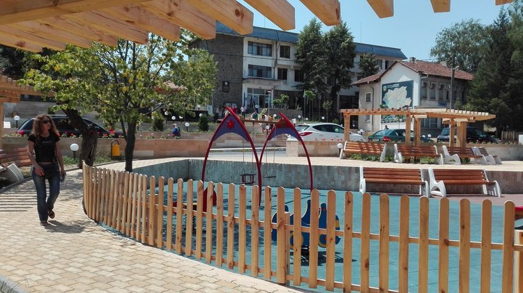 Модернизират площада пред община Кирково