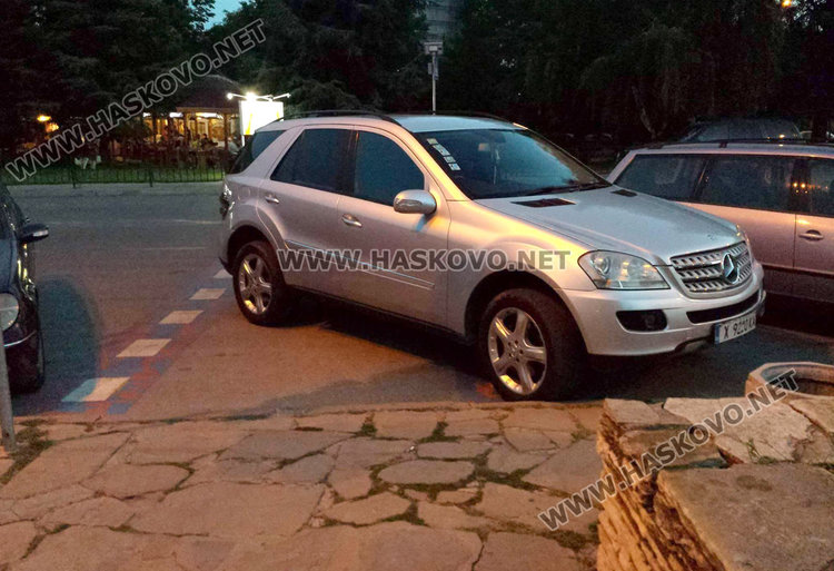 Читател: Мерцедес паркира нагло на пешеходна пътека край Кенана