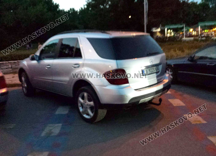 Читател: Мерцедес паркира нагло на пешеходна пътека край Кенана