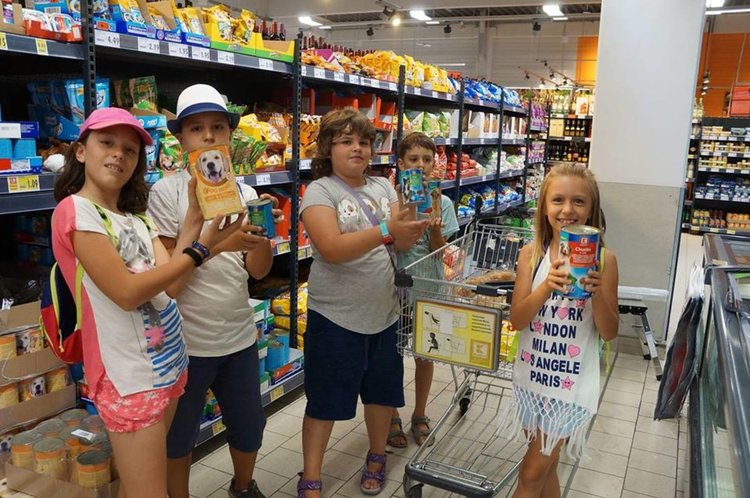 Деца заделиха пари от закуските си,за да нахранят кученцата в приюта „Дай лапа”