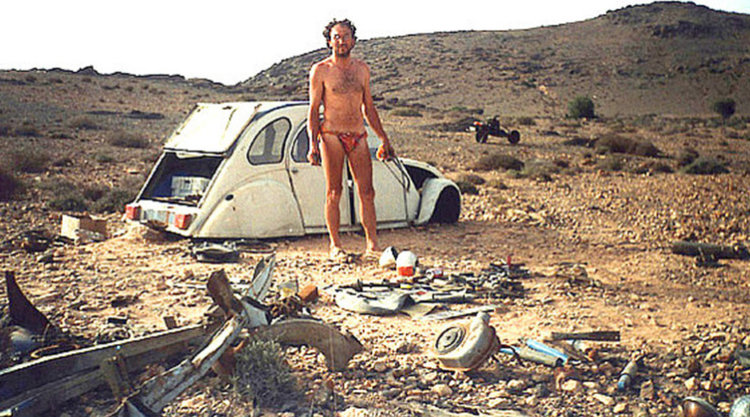 Мъж превърна счупената си кола в мотор, за да се спаси от пустинята (видео)