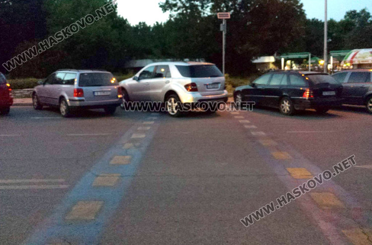 Читател: Мерцедес паркира нагло на пешеходна пътека край Кенана