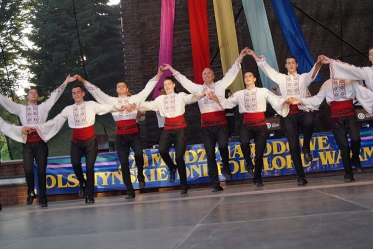 С плакет за отлично представяне се завърна танцовият ансамбъл от Олщин, Полша